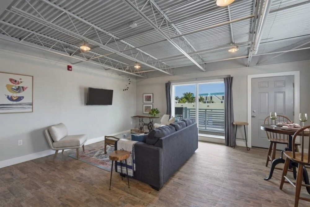 Ocean Jewel 1- Beautifully Renovated Loft Close to Beach and Shops