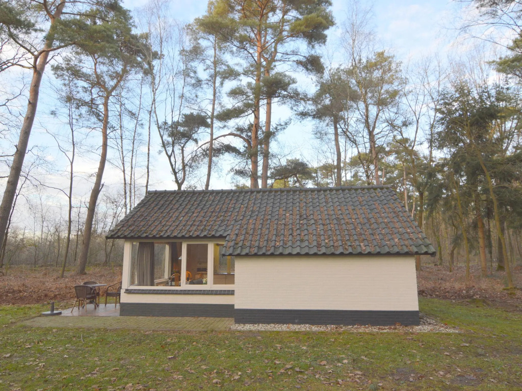 Completely detached bungalow in a nature-filled park by a large fen