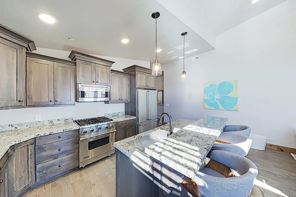 New Listing! Contemporary W/ Lake Views 3 Bedroom Condo