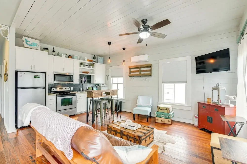 1 Mi to Dtwn Galveston! Home w/ Pet-friendly Yard
