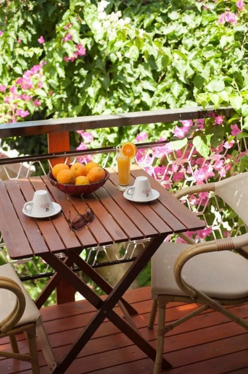 Nikolas Suites