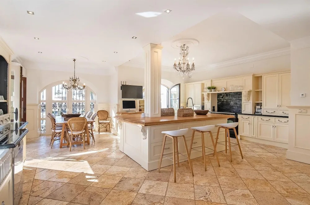 Super Villa Near Beach with Heated Pool