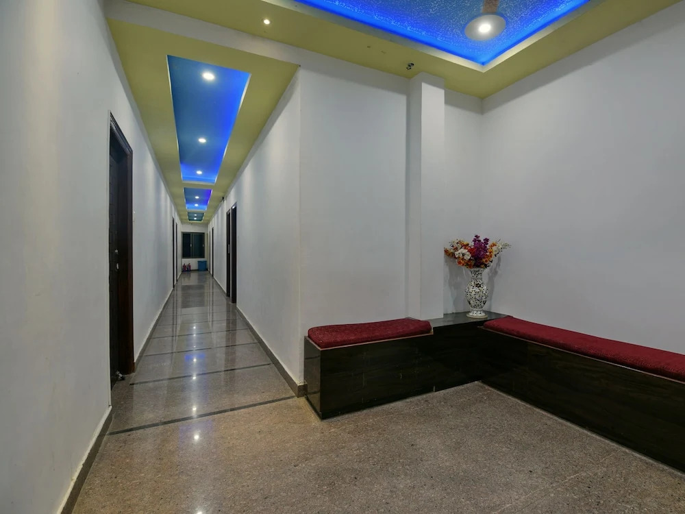 OYO 13588 Mahaveer International