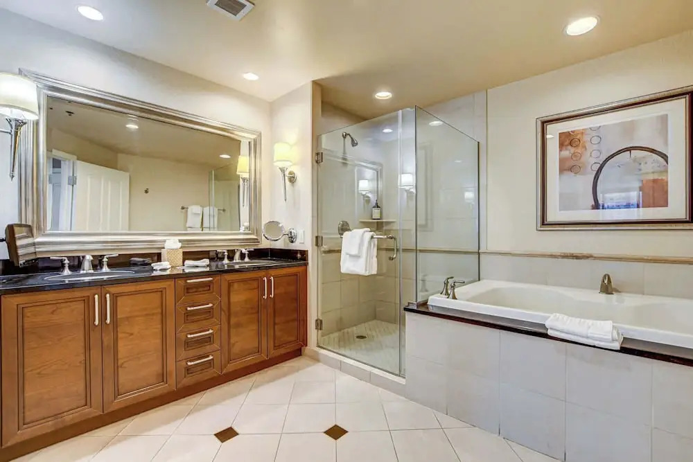 Beautiful Strip View Studio w Balcony 02807
