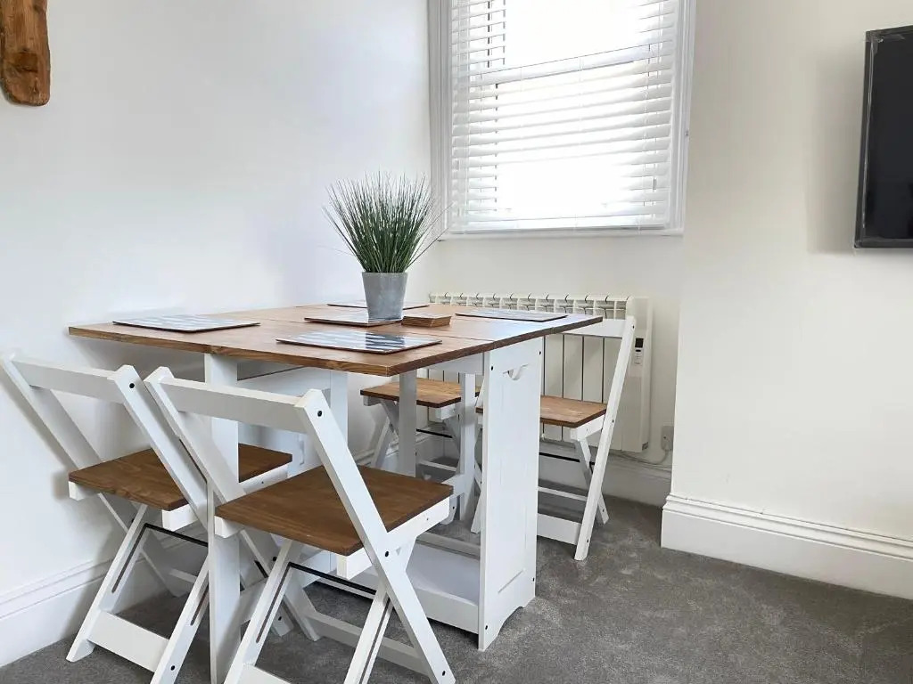 Spacious 3-Bed, Town Centre, Parking, Near Beach