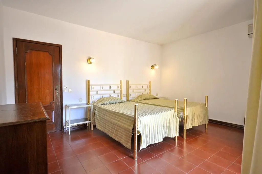 5 En-Suite Bedrooms, close to centre, free AC WiFi