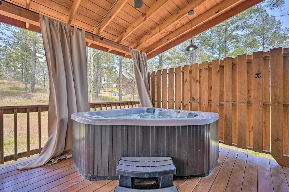 'honey's Nook' Broken Bow Home w/ Hot Tub + Decks!
