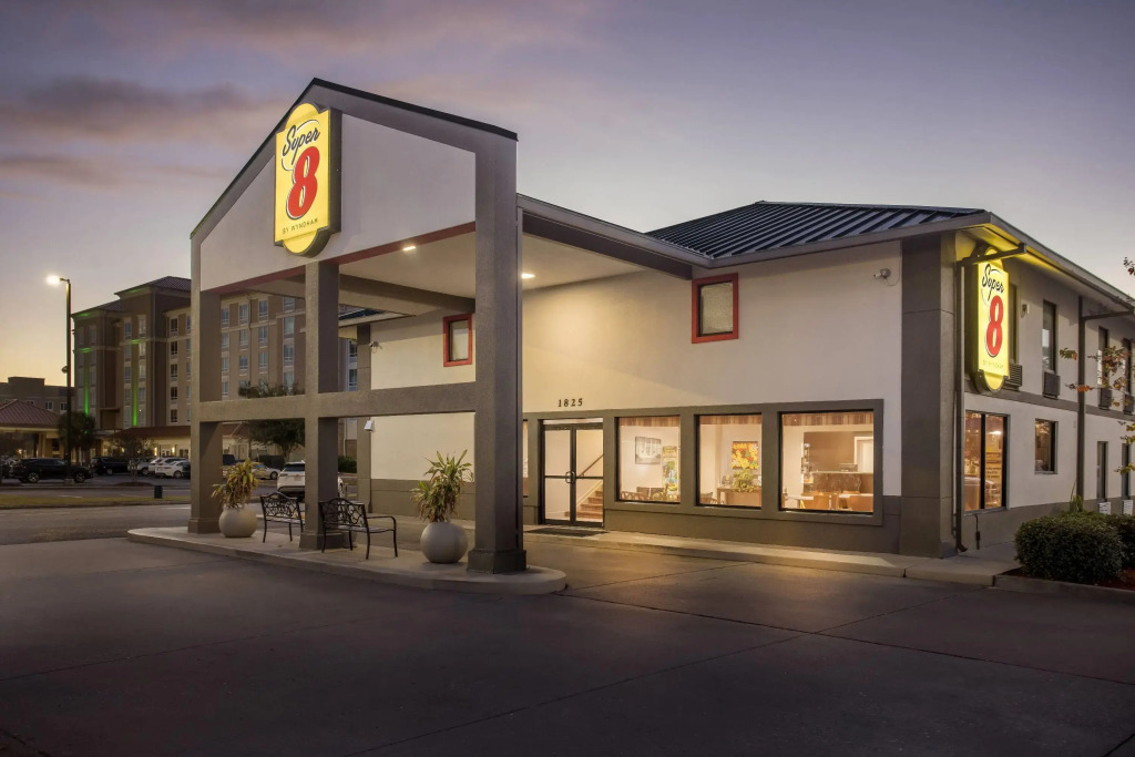 Super 8 by Wyndham Valdosta GA I-75