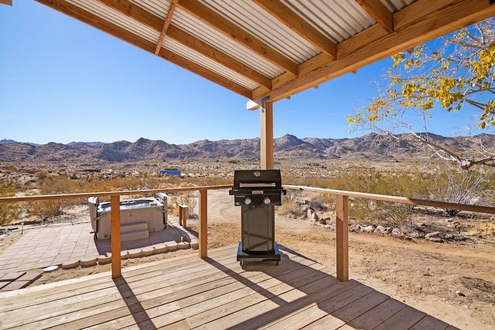 Dreamspace - Hot Tub, Fire Pit, 5 Min. To Park 2 Bedroom Home by RedAwning