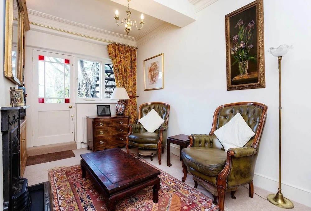 Veeve - Traditional Wimbledon Village
