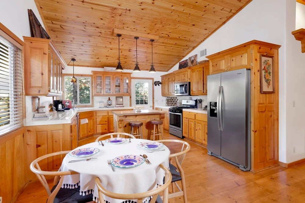 2242 - Happy Hour Inn 3 Bedroom Home by Redawning