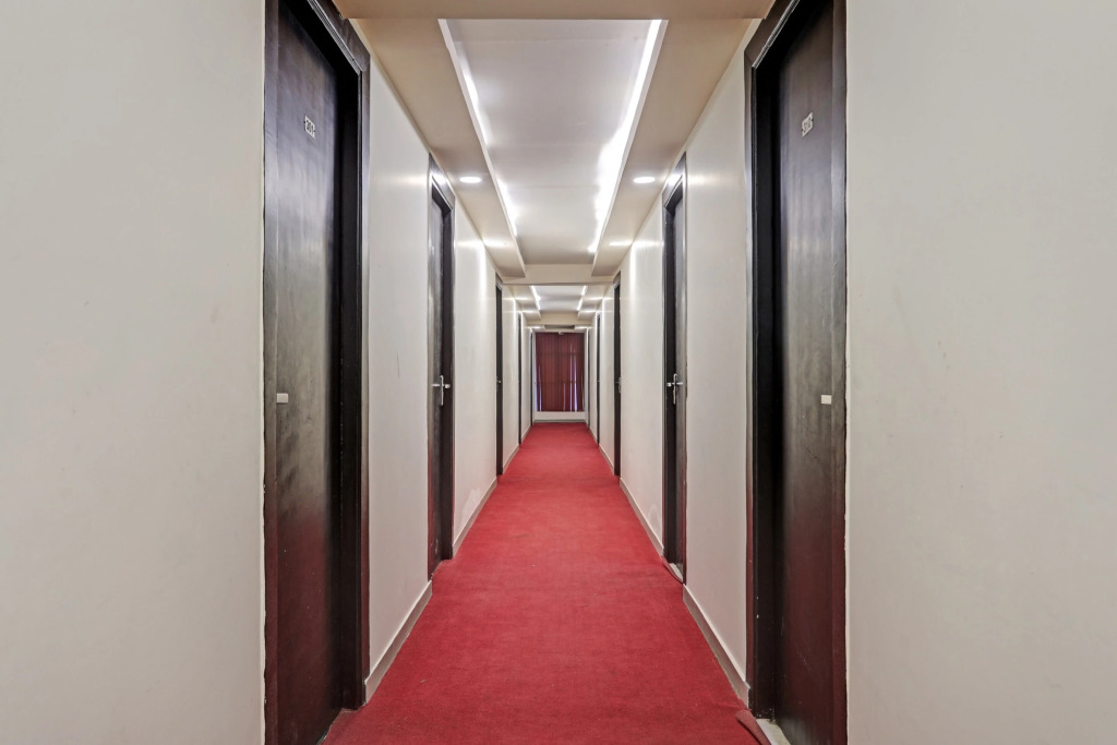 Super TOWNHOUSE THE HOTEL DIAMOND VASUNDHARA