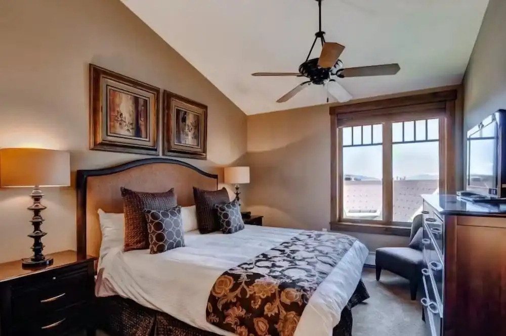 3 Bedroom Mountain Condo on Main Street - Walk to Lift, Onsite Pool, Luxury-rated!