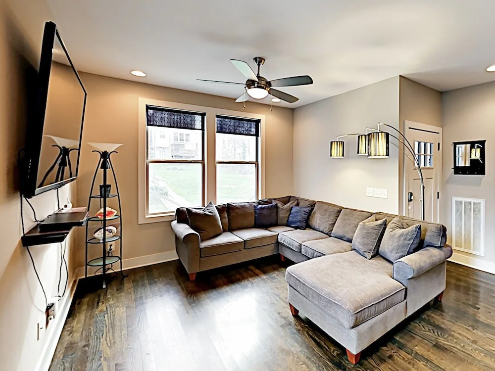 Modern WeHo Apt 8 - 3 Br Townhouse