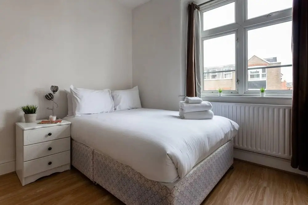 Spacious 2BR flat in Putney