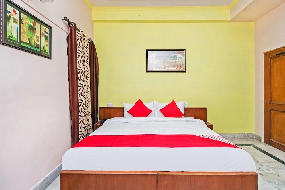 OYO 29394 Hotel Apoorva Deluxe
