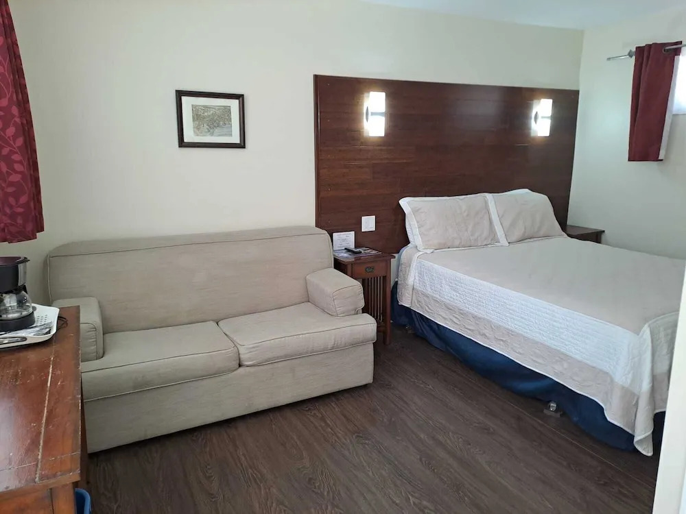 Three Island Motel
