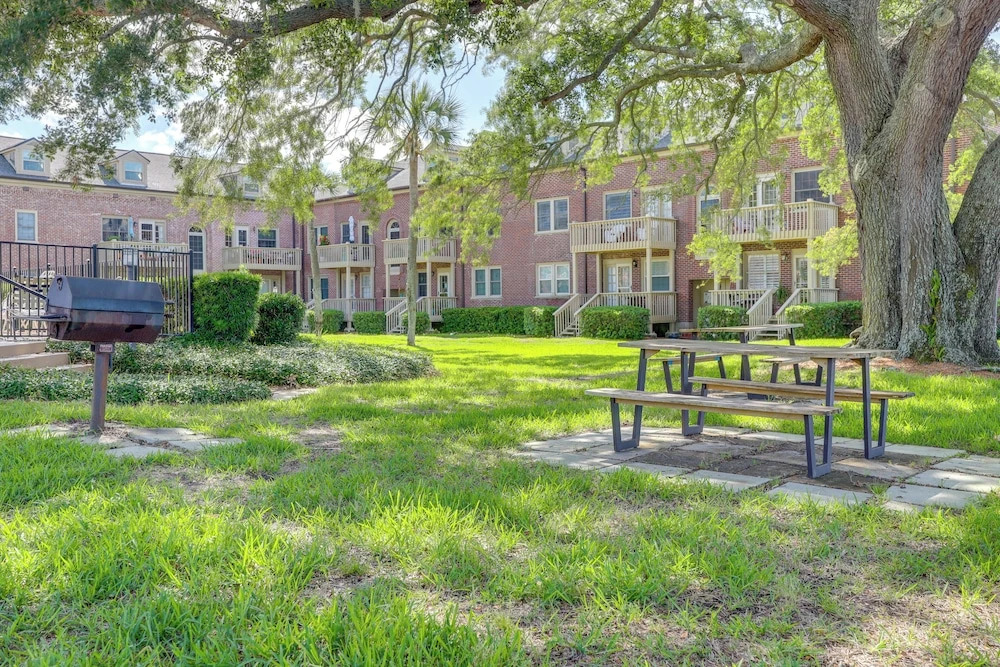Poolside Fun! Waterfront Gem Near San Marco Square