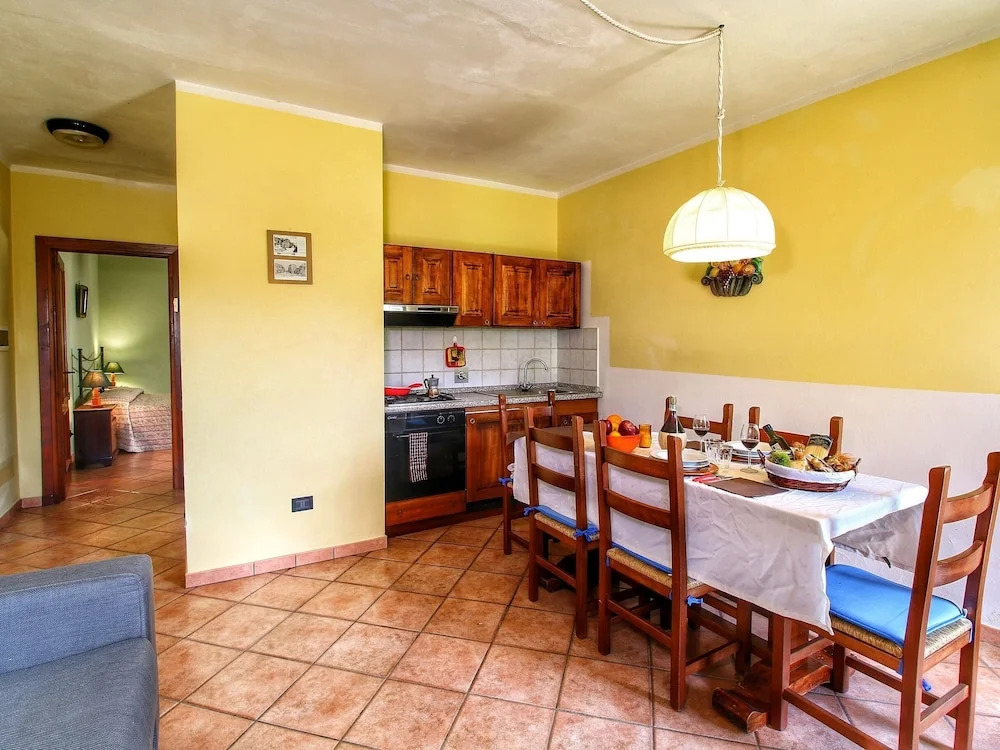 Rustic Apartment in Caprese Michelangelo near Lake
