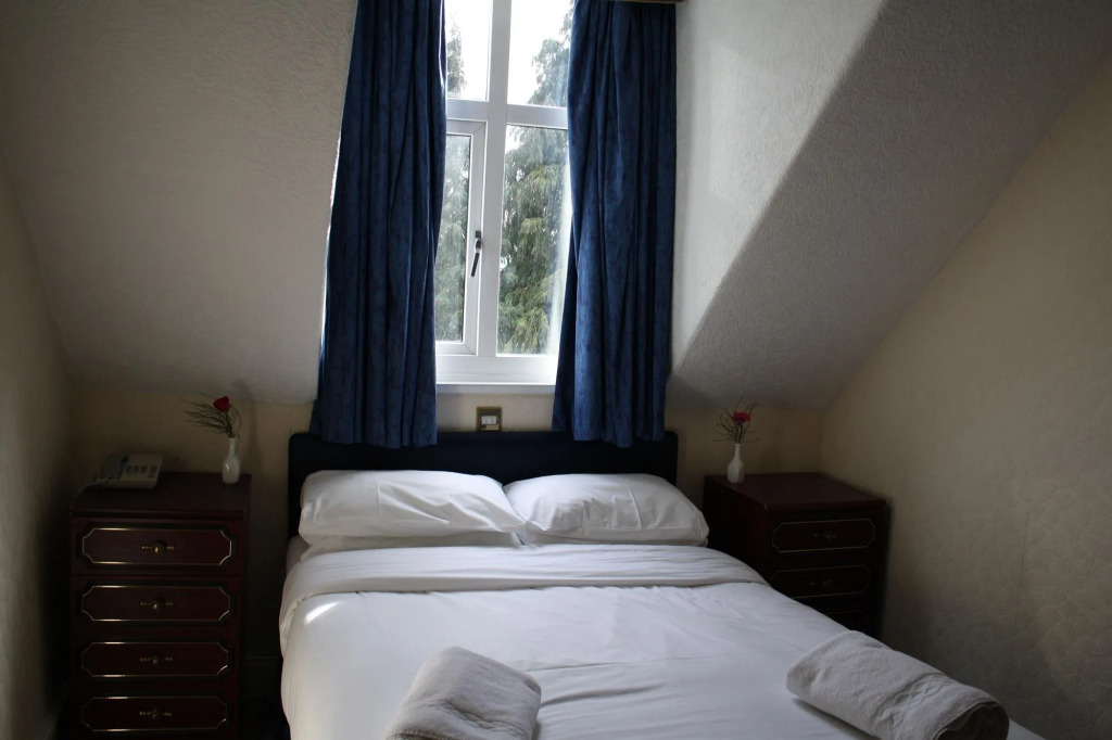 Uno Thames Hotel Maidenhead -Reopened Brand New Again -FREE PARKING