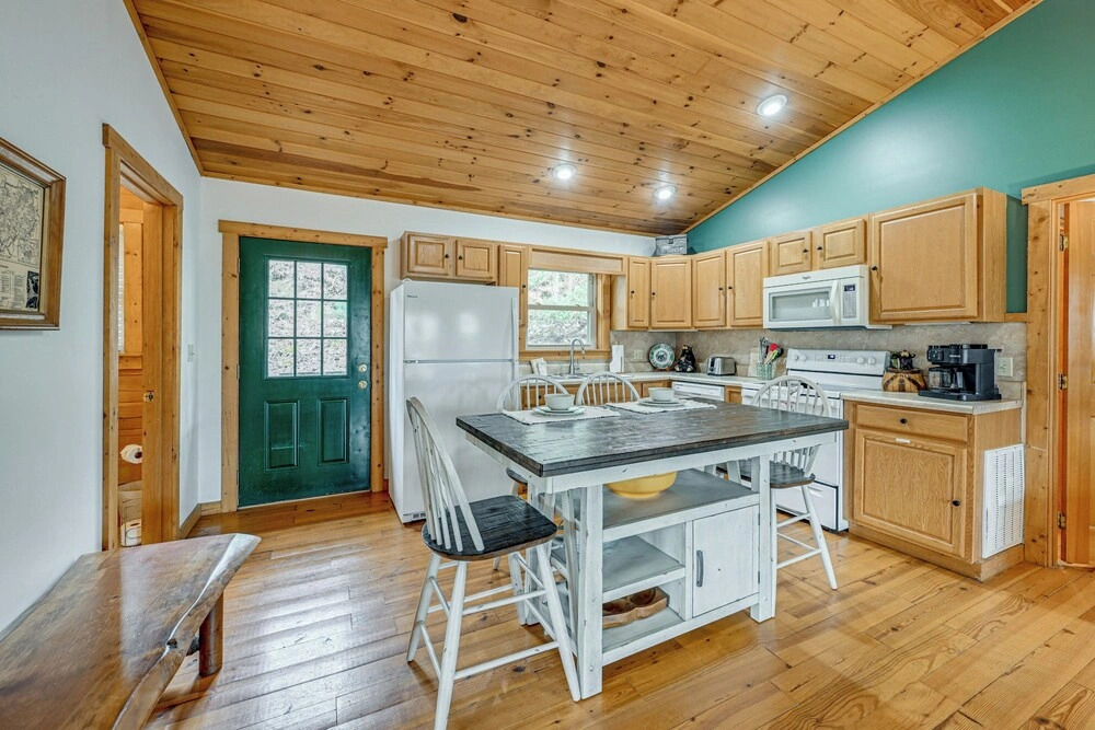 Mtn-view Bryson City Cabin: 1 Mi to Deep Creek