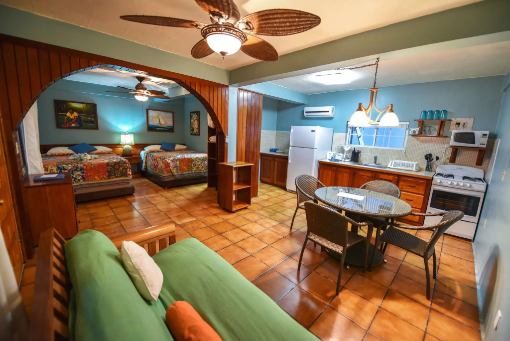 Blue Tang Inn - Beachfront Suites and Pool