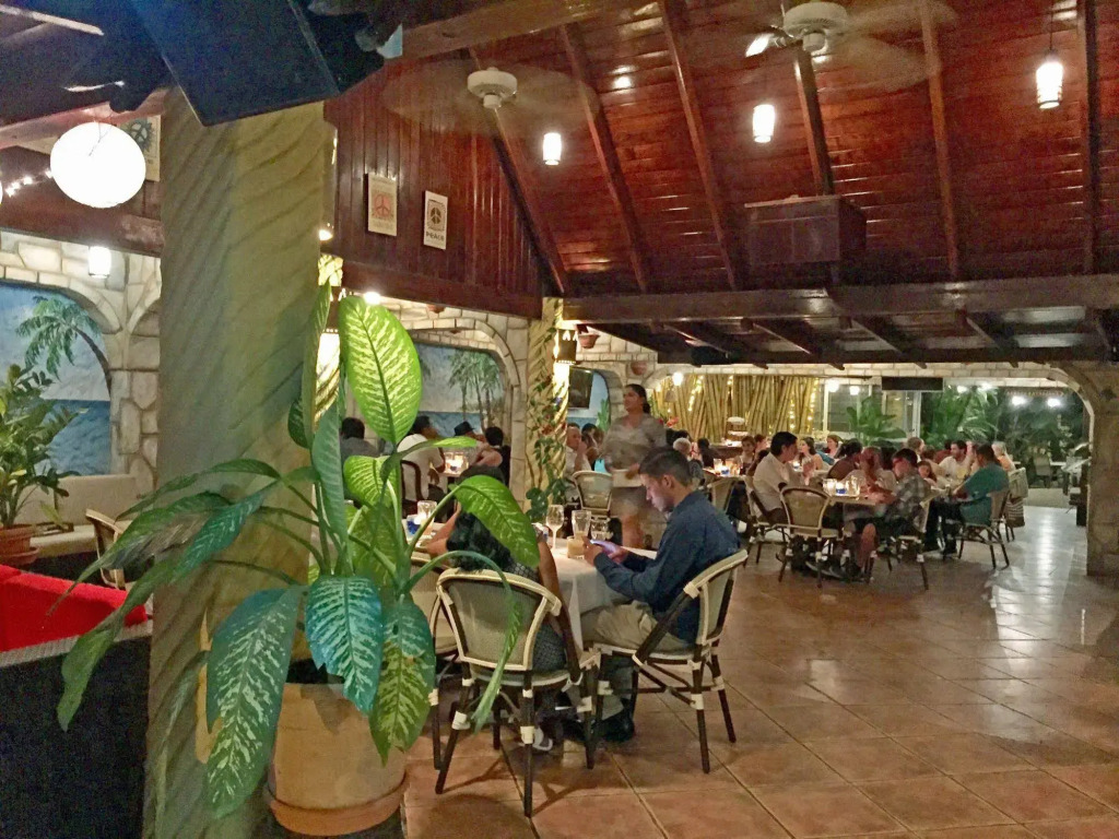 El Sano Banano Beachside Hotel