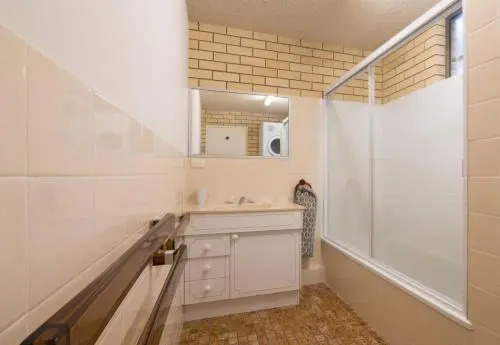 Golden Shores Unit 3, 21 Landsborough Parade