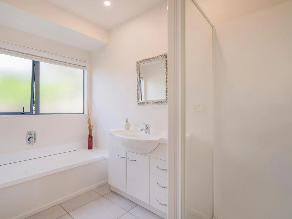 Sunlight Bach - Whitianga Holiday Home
