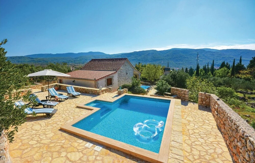 Cozy Home In Stari Grad