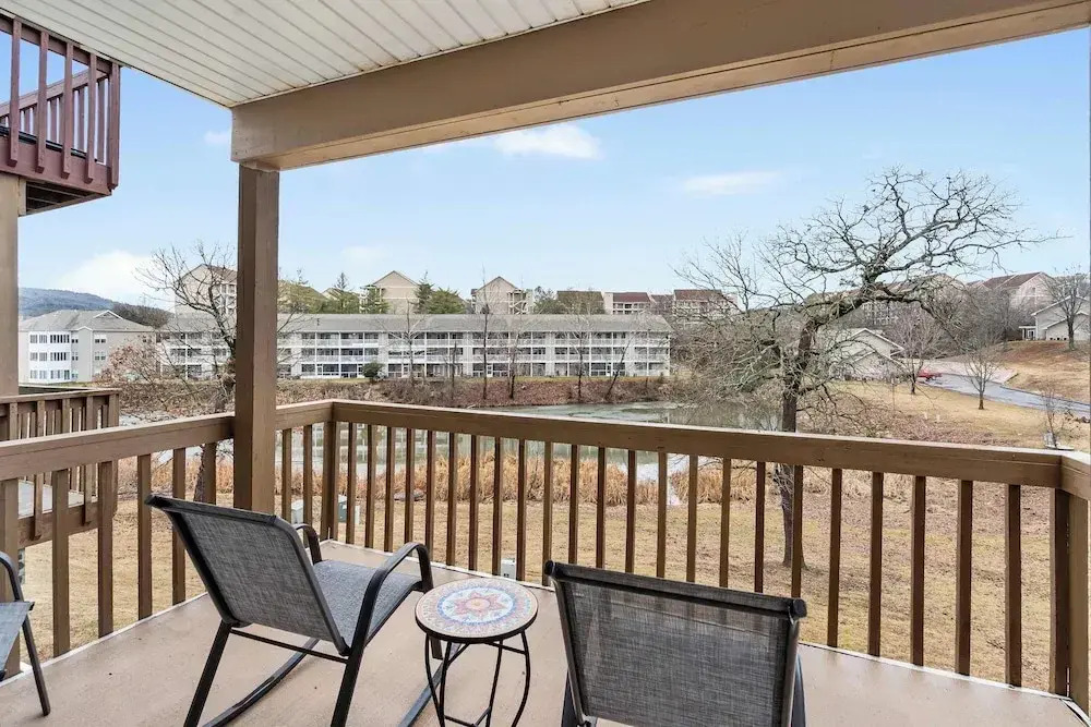 Chandlers Pondview Getaway Chic Branson Escape