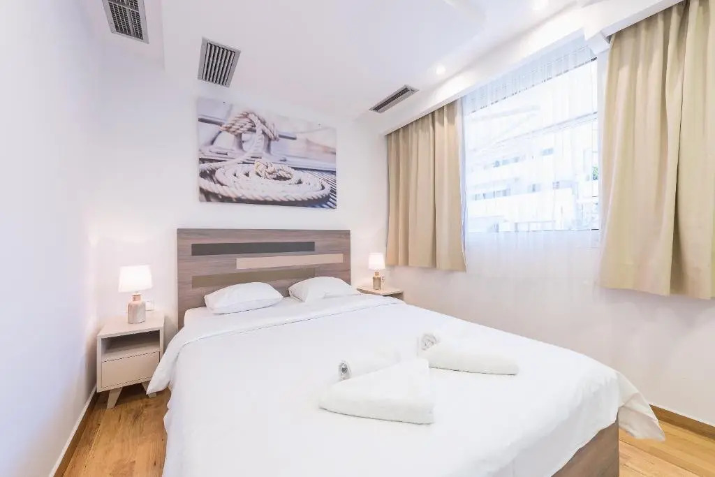 Central 3 bdrm apt for 12, Fresh Renovated!