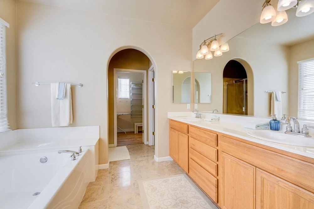 Spacious & Scenic 4br W/ Deskspace In Hayward 4 Bedroom Home by Redawning