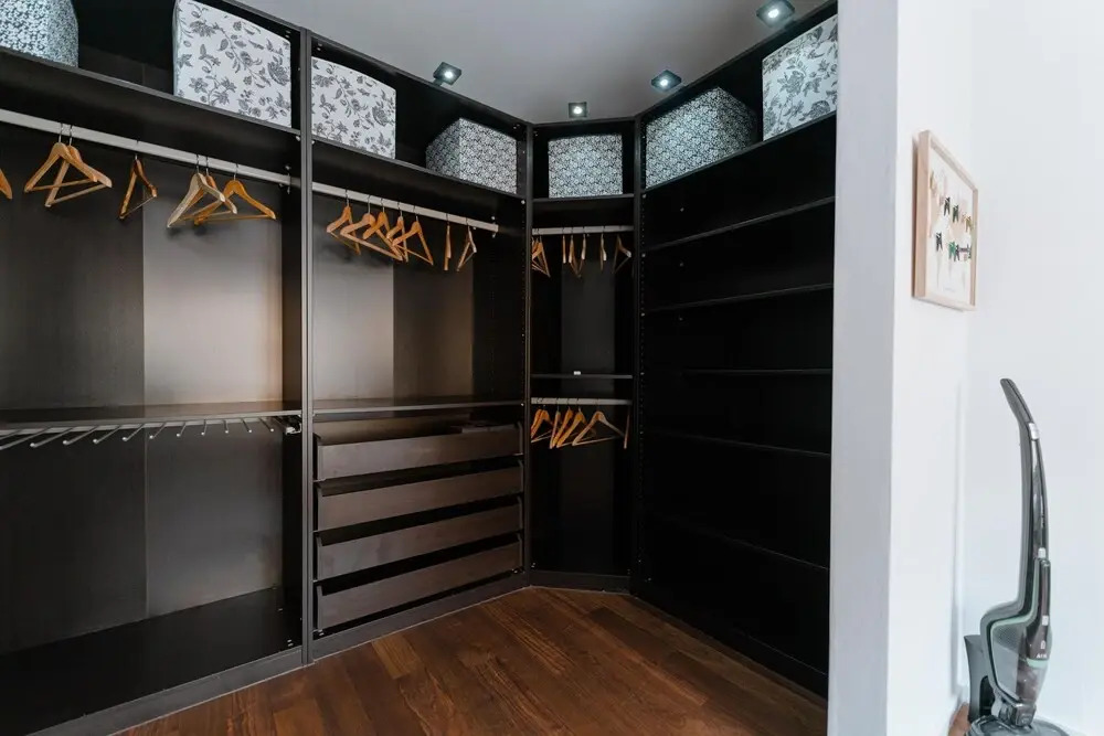 Stylish Open 1BR Apt in Cents w Balcony