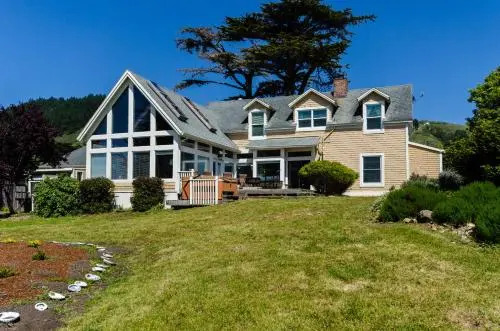 Large Oceanfront Bluff Home - Hot Tub Kids Room