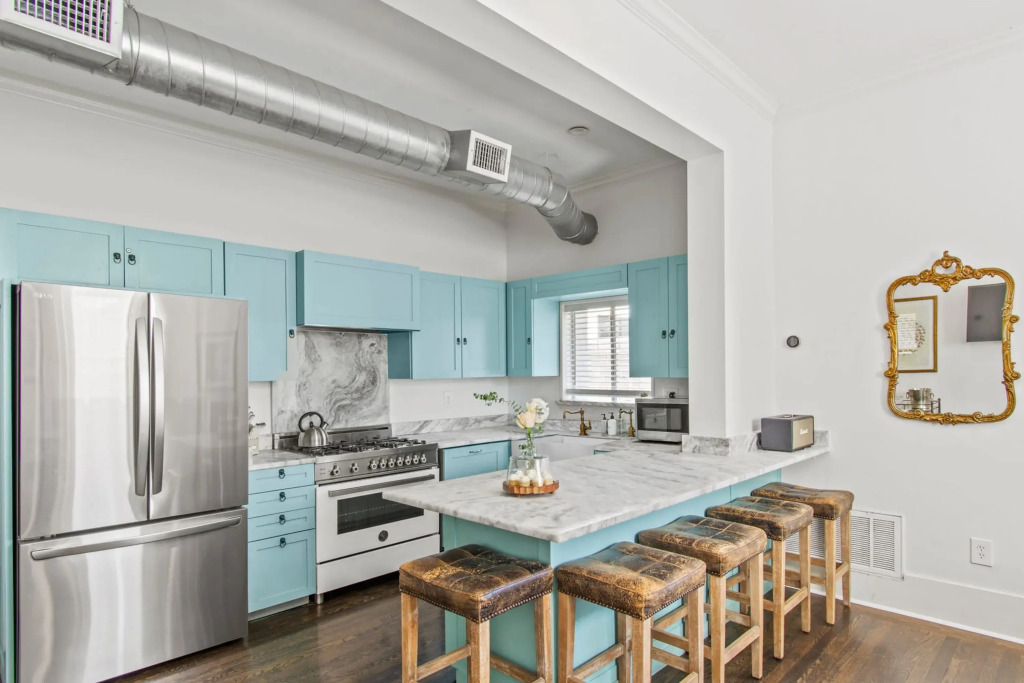 HUGE sundeck patio w pool - mins to DT - Sleeps 19, Austin