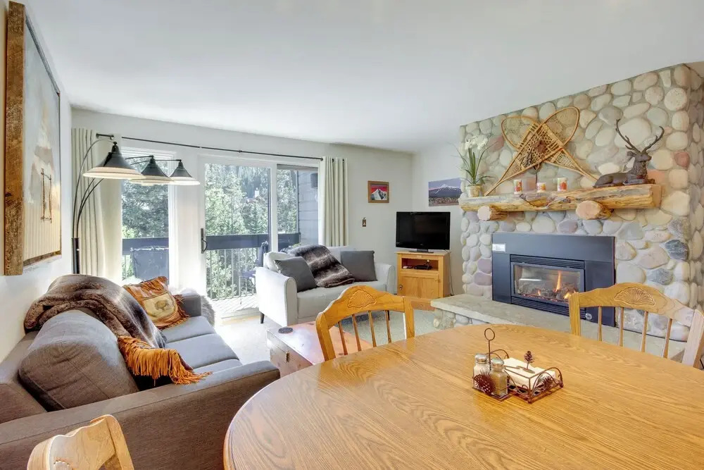 Cozy Condo w/ Balcony - Near Big Sky Resort!
