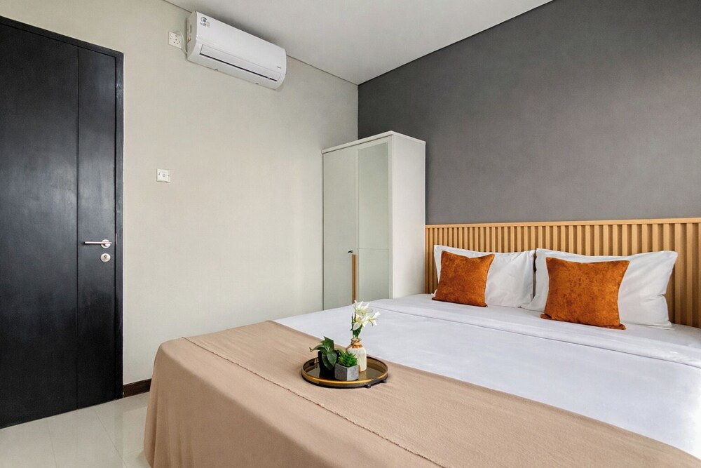 Clean Space And Well Located 2Br At Nifarro Park Apartment