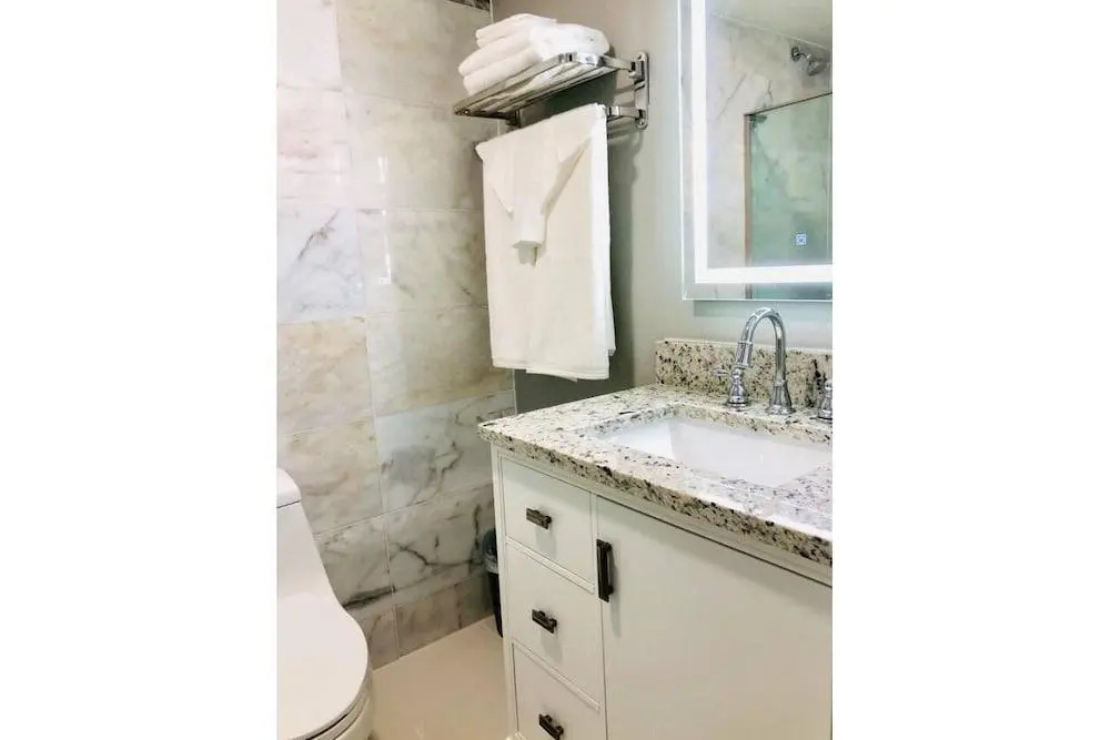 2701 · Luxury Lakefront Unit With Pool Views
