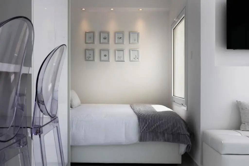 The White Pearl Suite - beach front city centre with sea view.