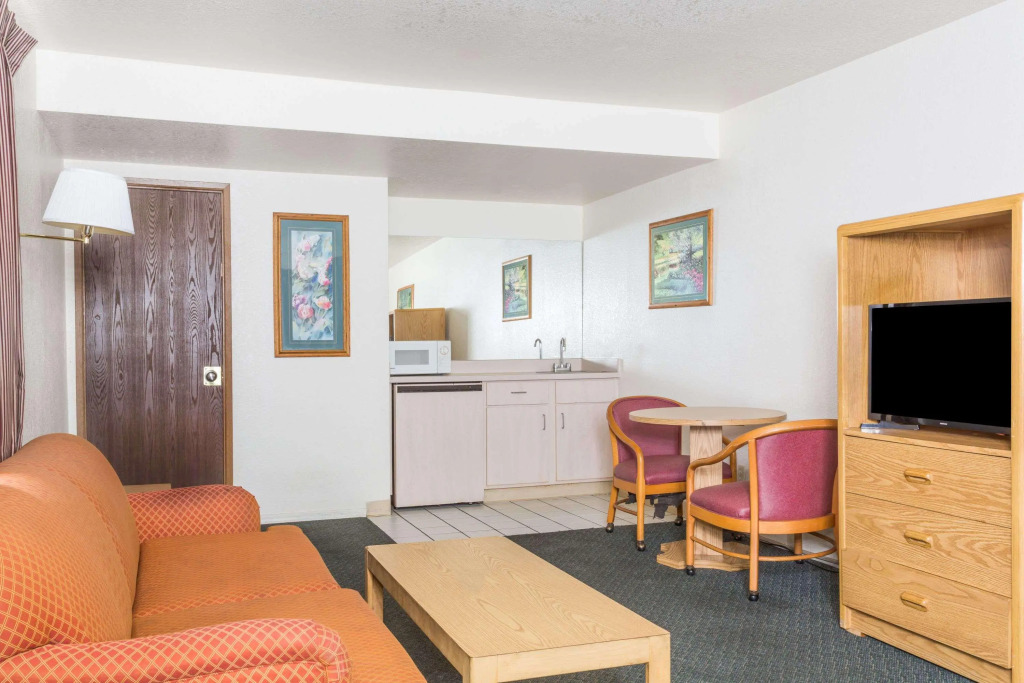Super 8 By Wyndham Phoenix Metro North