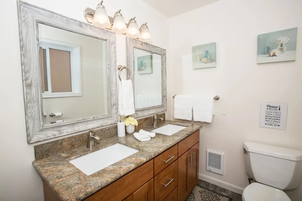 Deplane At Blaine - 2 Seattle Apts - Sleeps 14