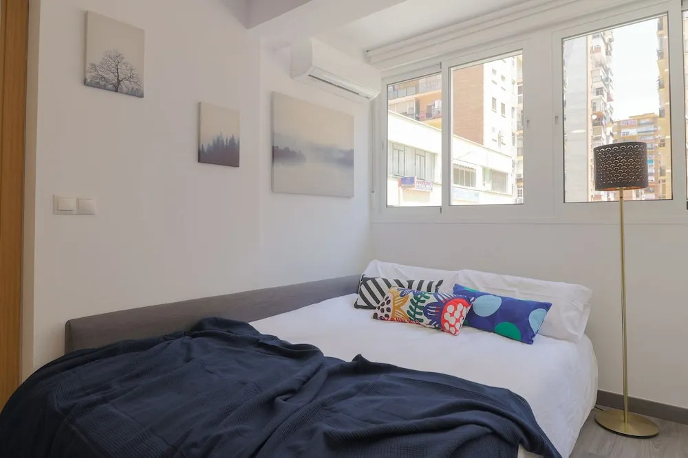 Bright Málaga Beach and Downtown Apartment