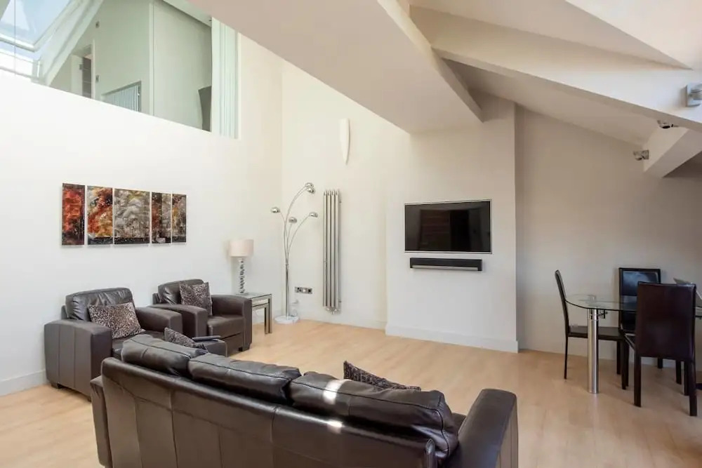 Amazing Spacious 2 Bed Duplex Penthouse w/ Balcony