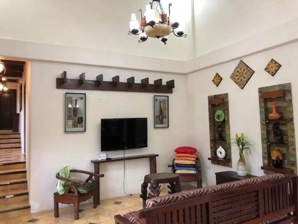 Tagaytay BNR Guesthouse 4BR With Balcony 12-14 Guest