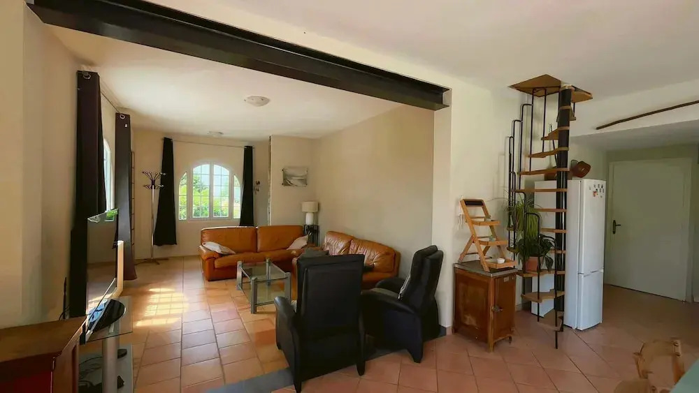 Villa in St Denis with Pool & Pyrenees View