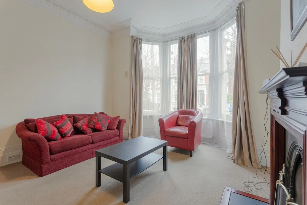 1 Bedroom Flat With Lofty Ceilings and Garden