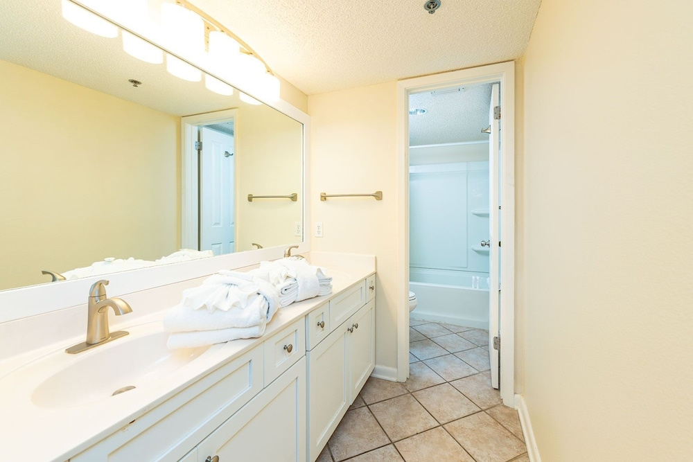 Phoenix Vi 6908 3 Bedroom Condo