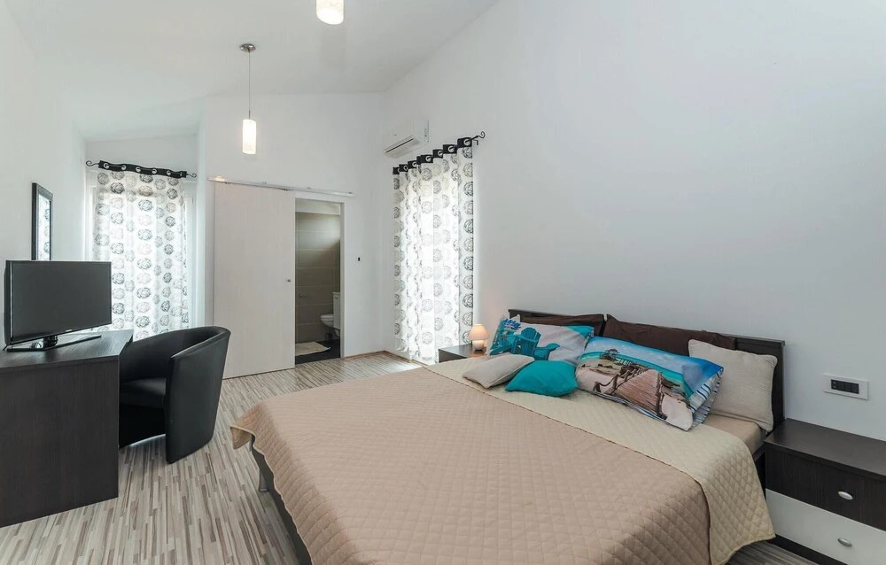 Stunning Home in Vrsi Mulo With Wifi and 4 Bedrooms