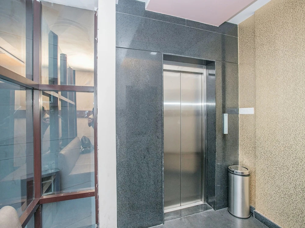 OYO 15352 Sahara Suites